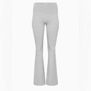 Aritzia Golden
LIFE ATMOSPHERE FLARE HI-RISE LEGGING
SIZE	4	SPACE DYE CHROME